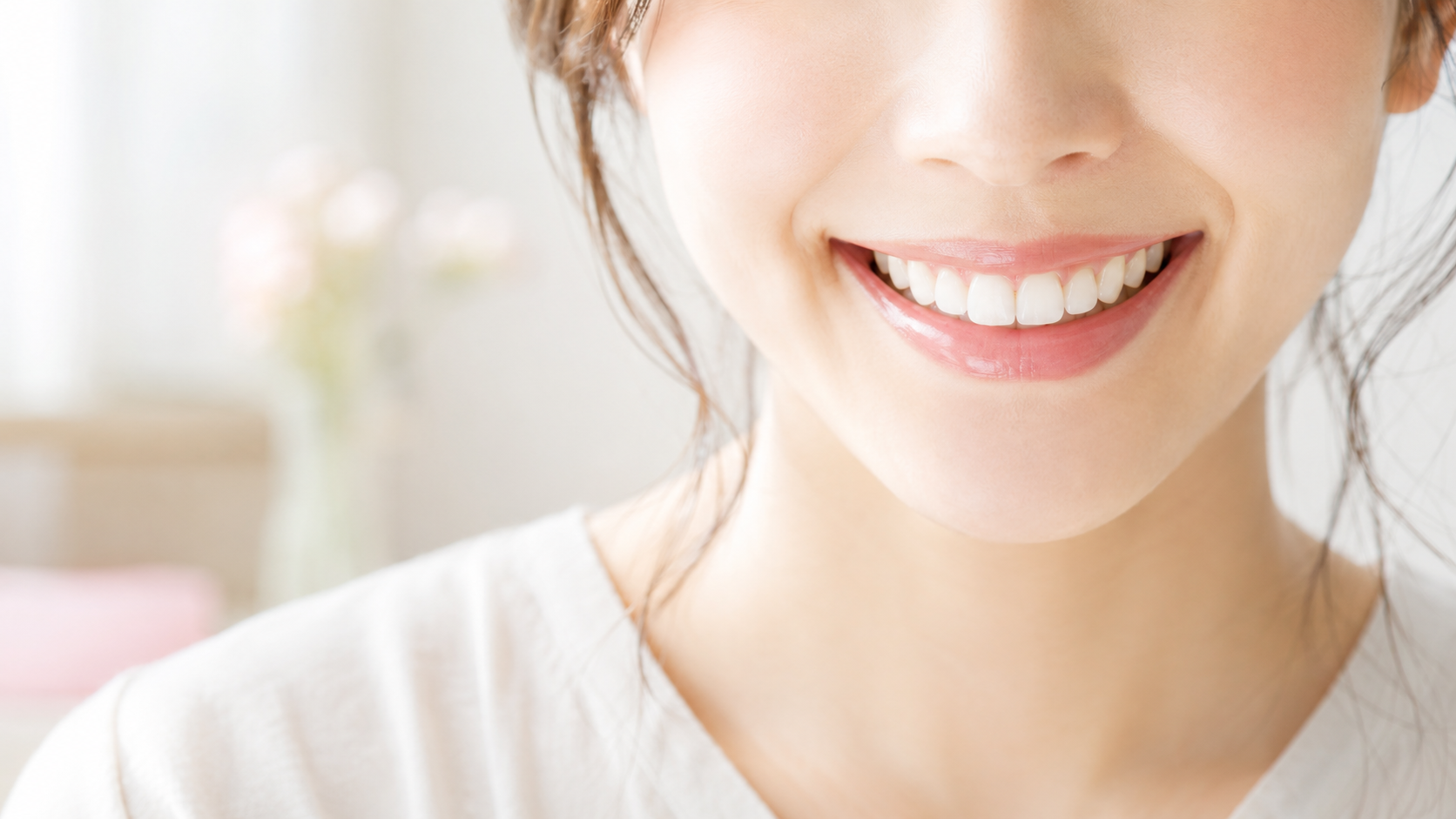 自然な笑顔と健康的な歯ぐきのイメージ